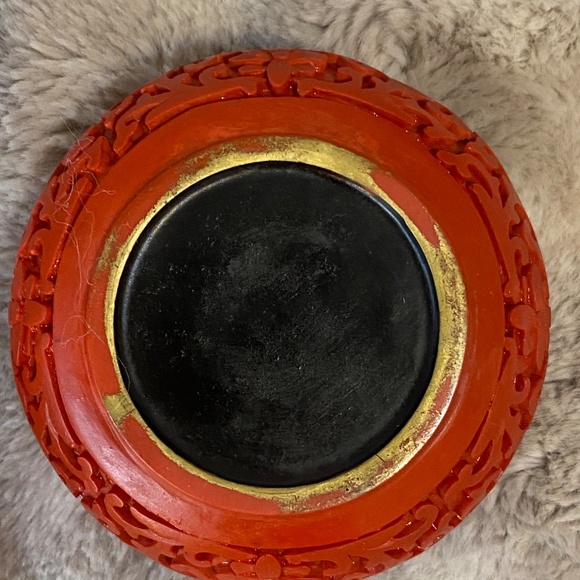 Vintage Chinese Red Cinnabar intricate carved floral trinket box. - Picture 16 of 16